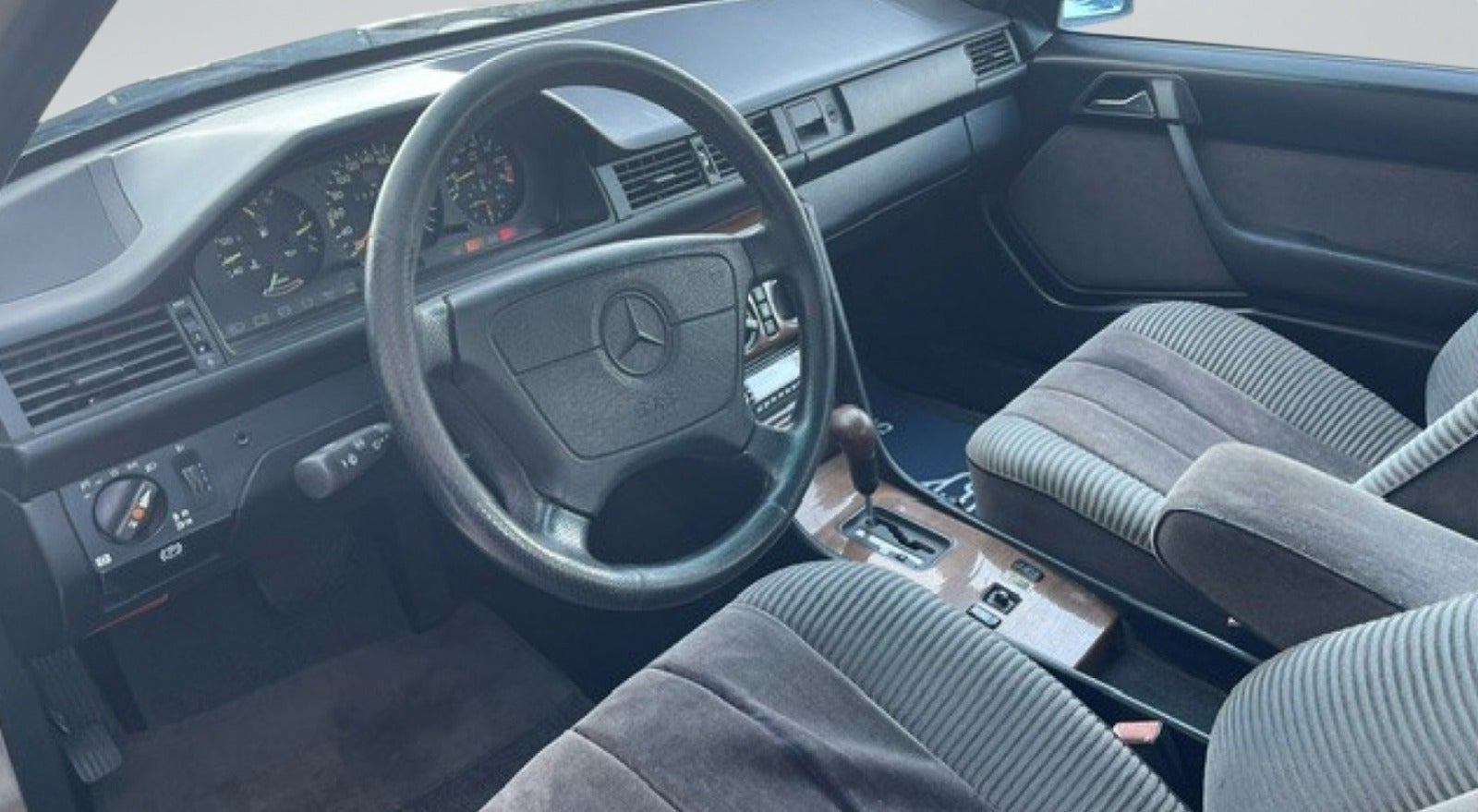 Orange Mercedes 300 E fra 1989
