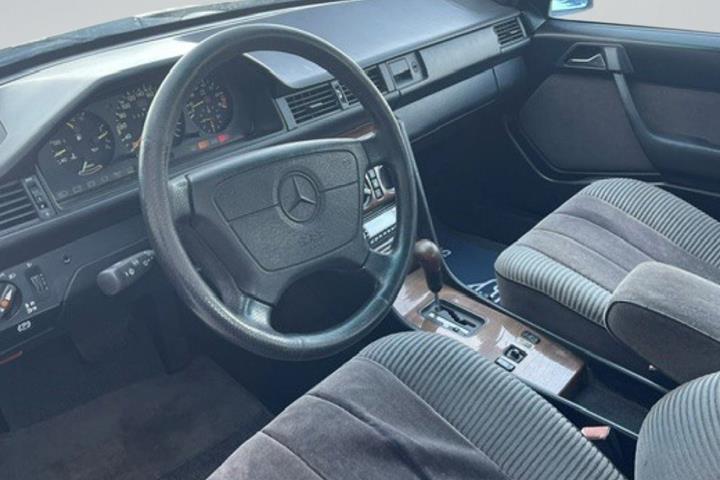 Orange Mercedes 300 E fra 1989