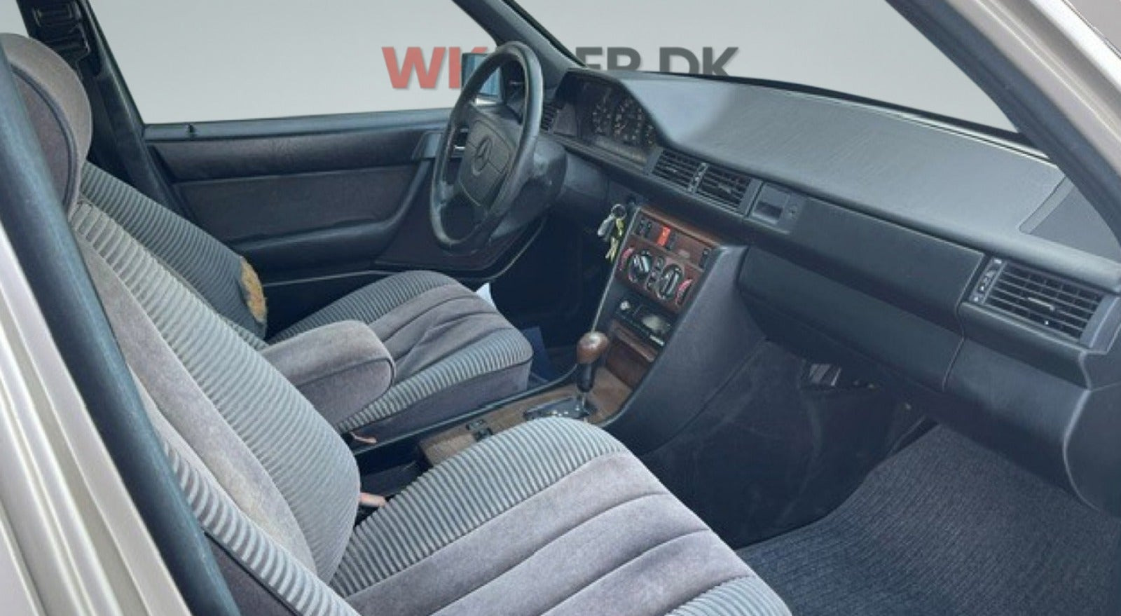 Orange Mercedes 300 E fra 1989
