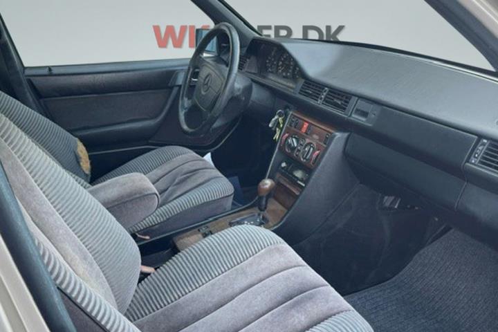 Orange Mercedes 300 E fra 1989