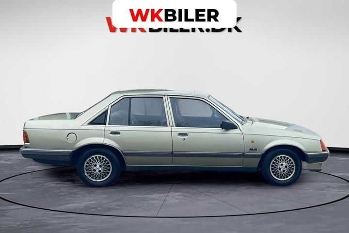 Grøn Opel Rekord fra 1986