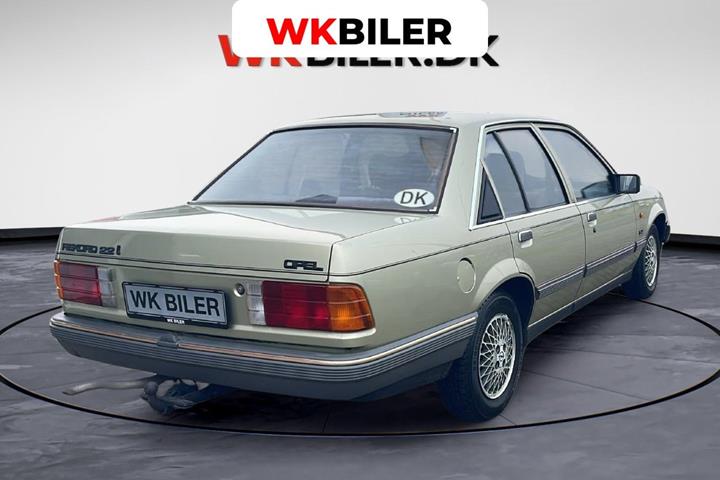 Grøn Opel Rekord fra 1986