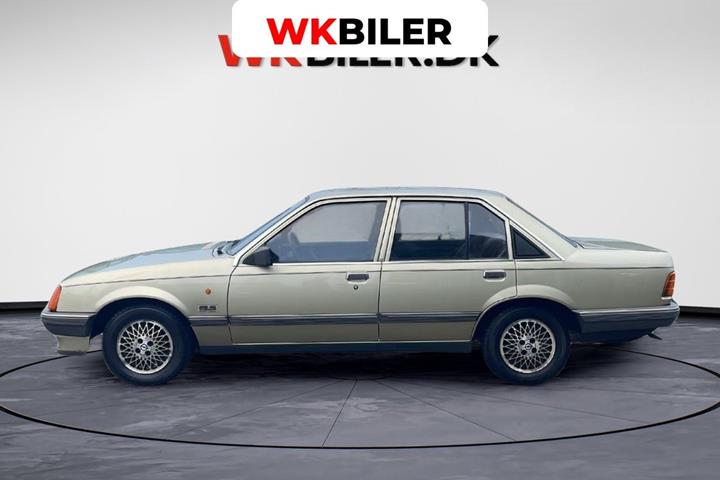 Grøn Opel Rekord fra 1986