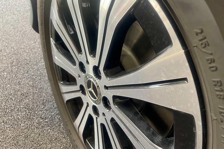 Hvid Mercedes EQB250+ fra 2026