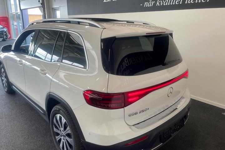 Hvid Mercedes EQB250+ fra 2026