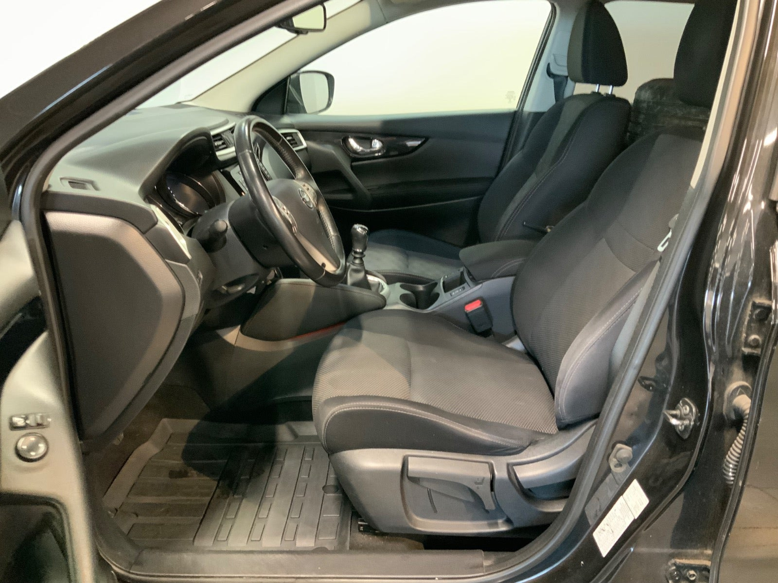 Sort Nissan Qashqai fra 2016