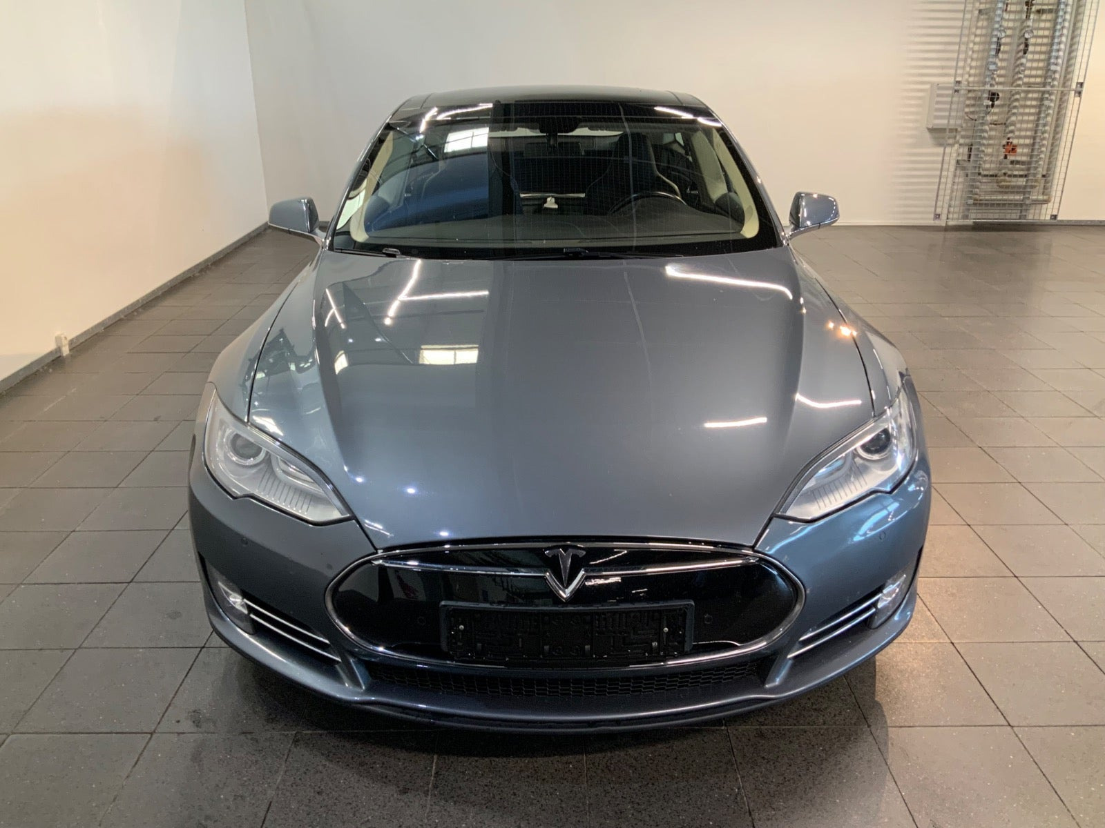 Grå Tesla Model S fra 2014