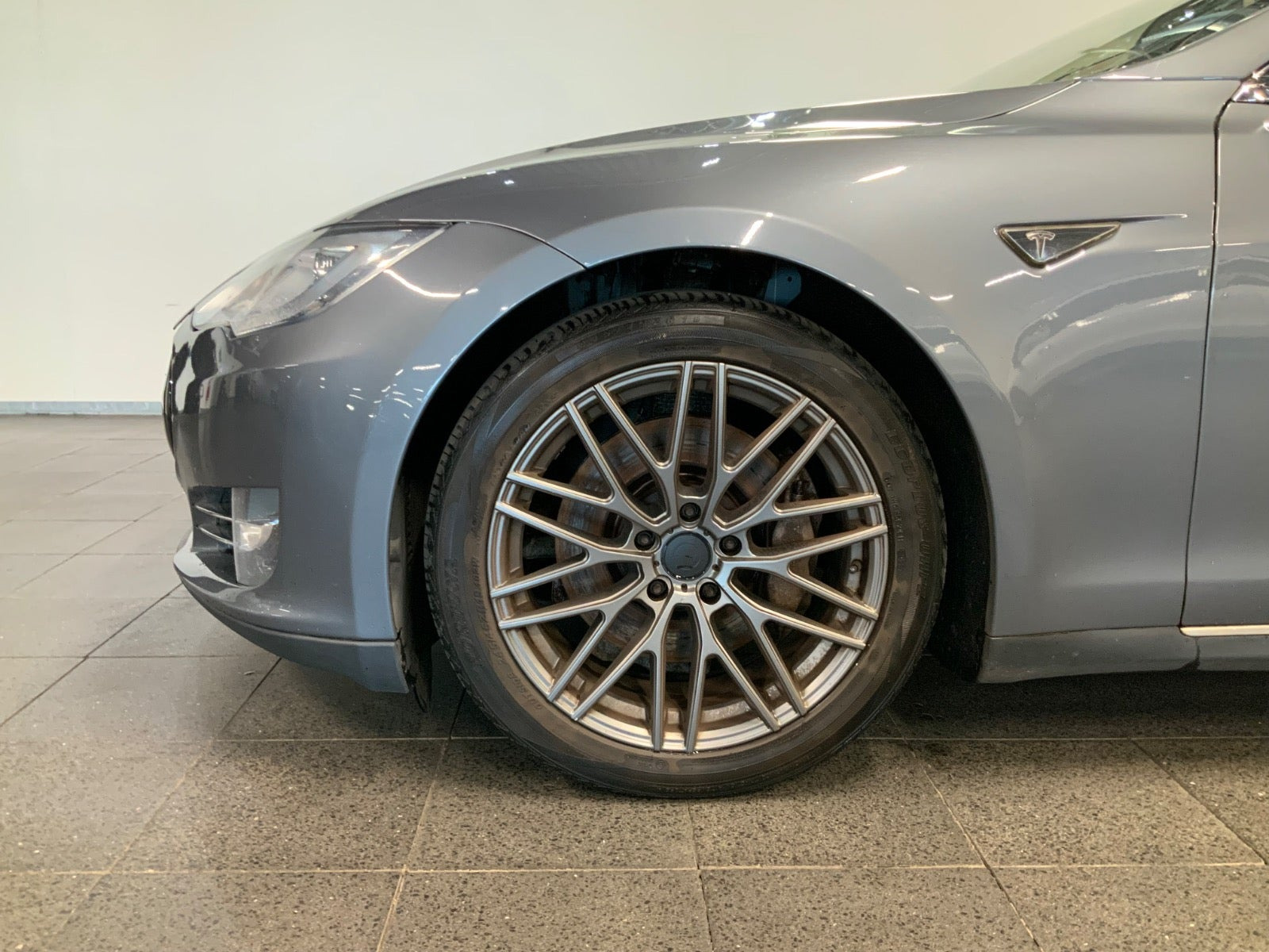 Grå Tesla Model S fra 2014