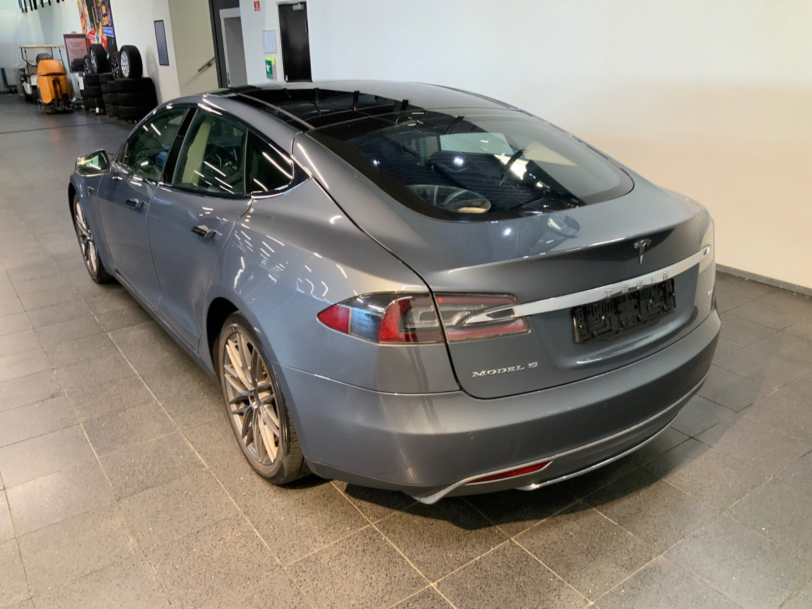 Grå Tesla Model S fra 2014