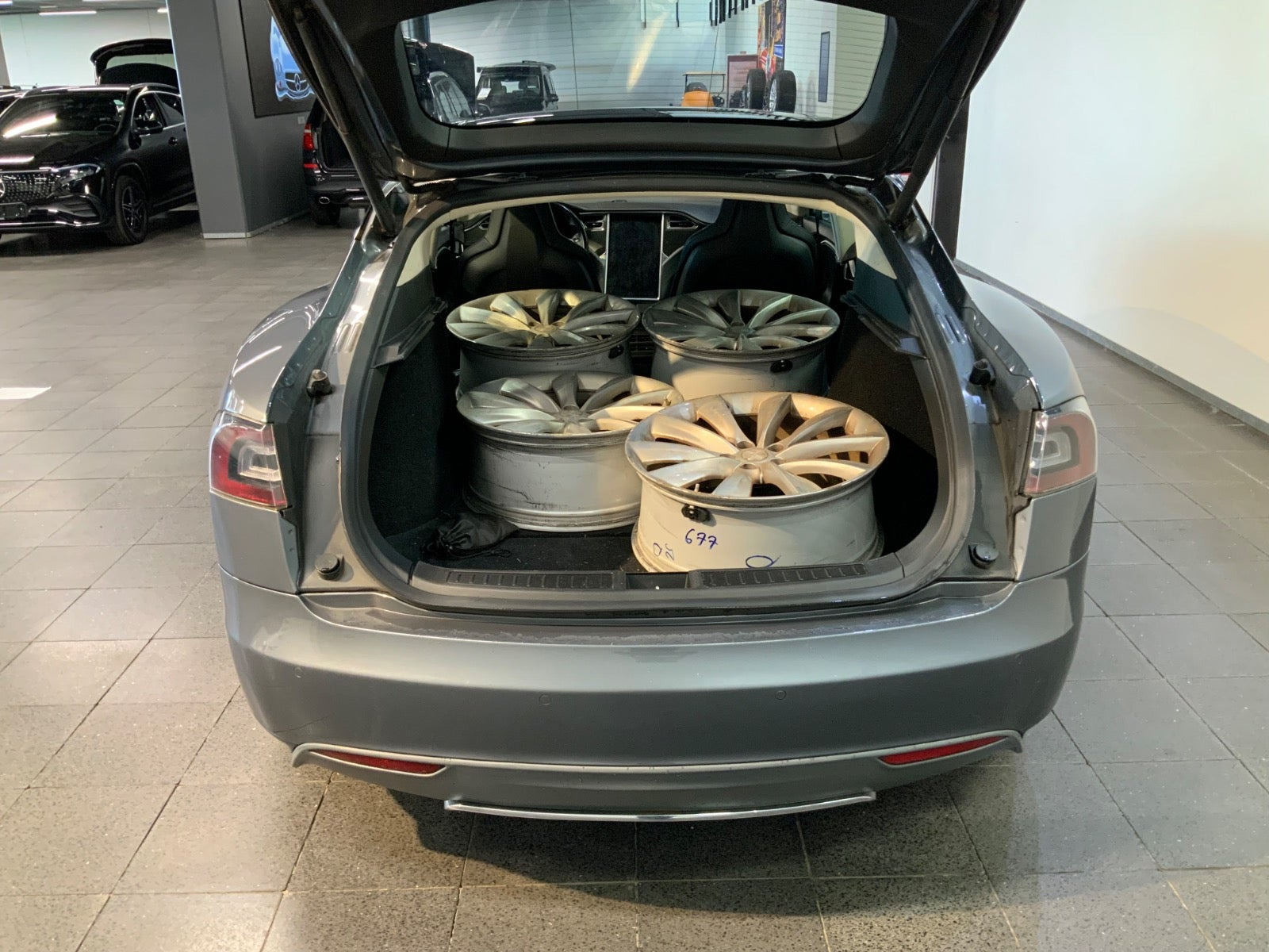 Grå Tesla Model S fra 2014