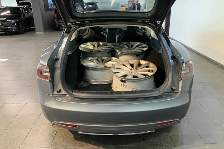 Grå Tesla Model S fra 2014