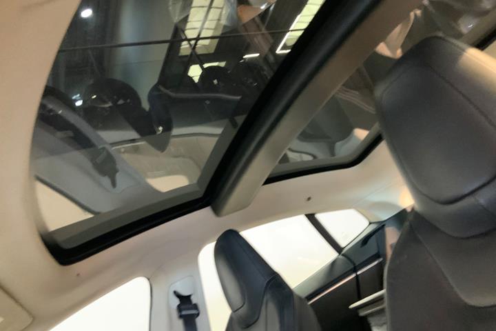 Grå Tesla Model S fra 2014