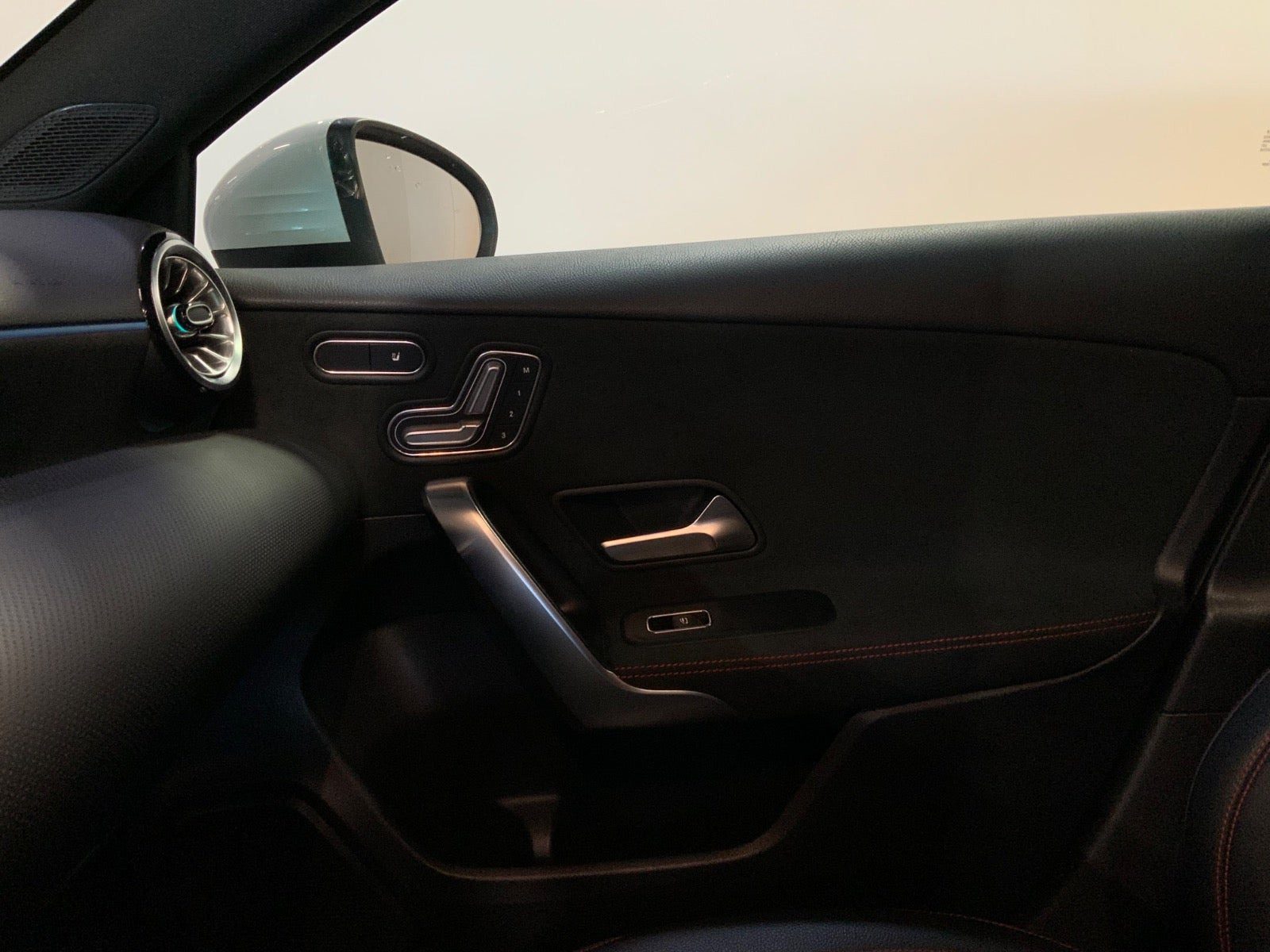 Hvid Mercedes A250 e fra 2021
