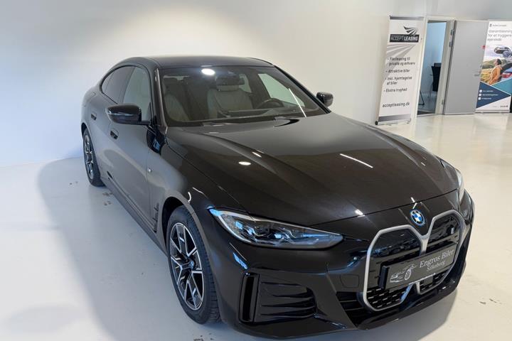 Sort BMW i4 fra 2023 set udefra