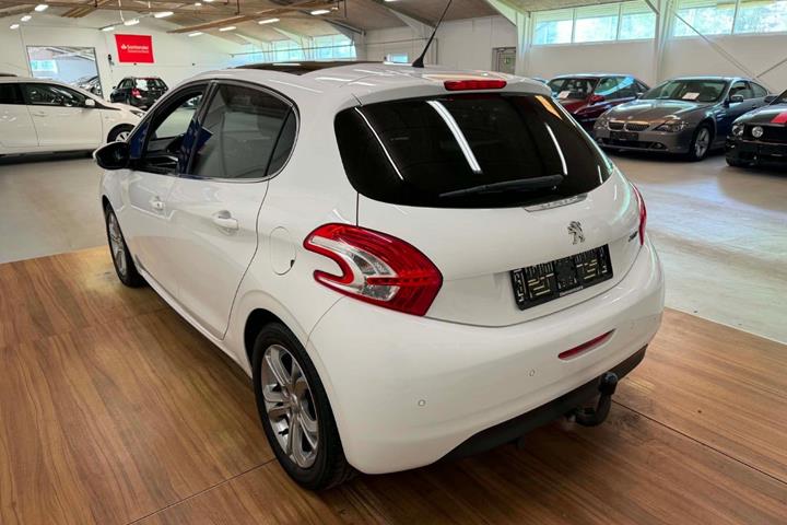 Hvid Peugeot 208 fra 2015