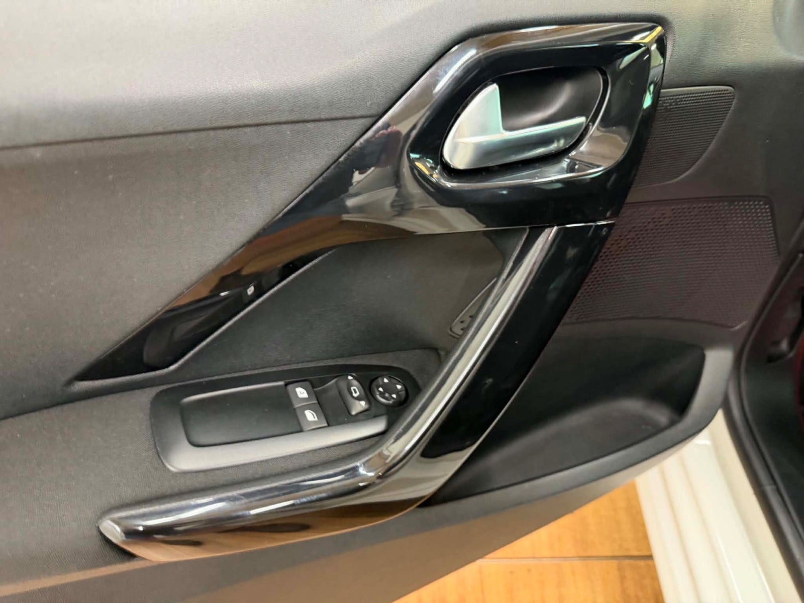 Hvid Peugeot 208 fra 2015
