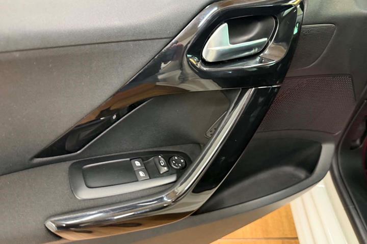 Hvid Peugeot 208 fra 2015