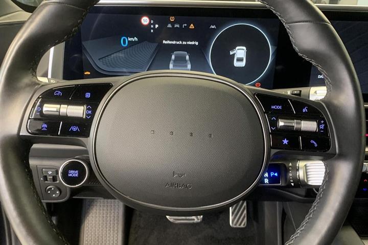 Blå Hyundai Ioniq 6 fra 2023