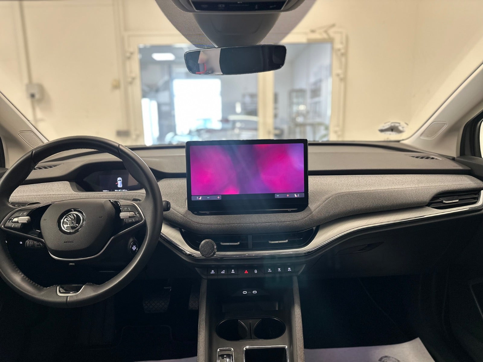 Grå Skoda Enyaq fra 2025