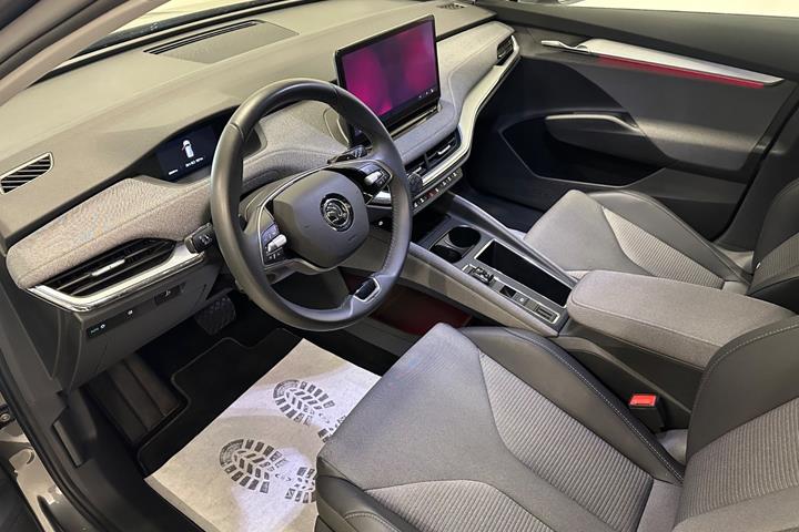 Grå Skoda Enyaq fra 2025