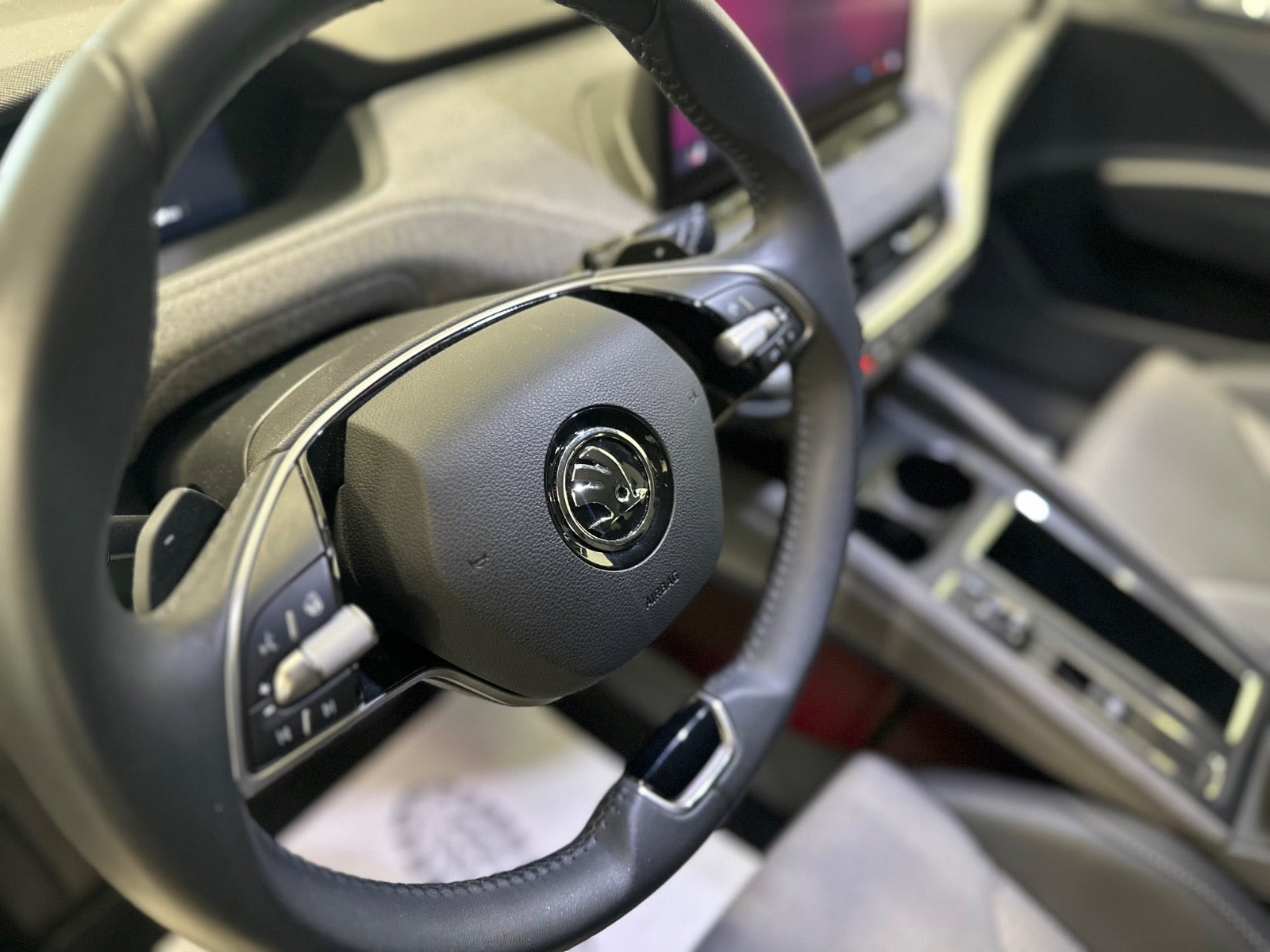 Grå Skoda Enyaq fra 2025
