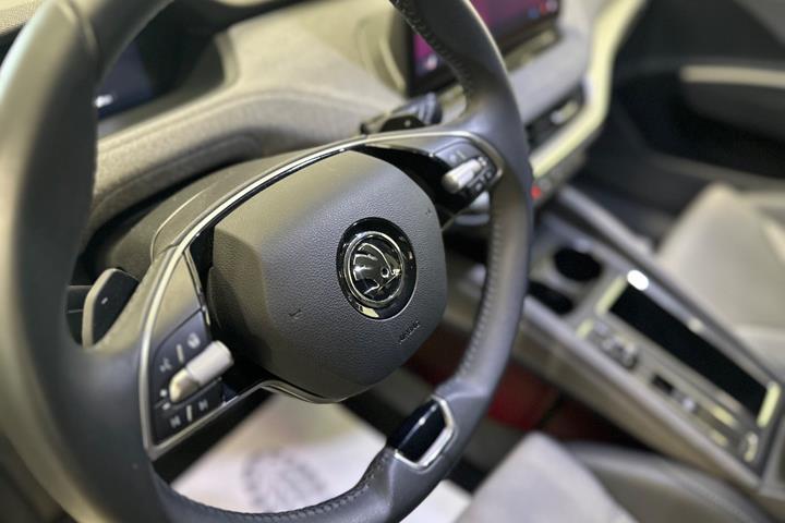 Grå Skoda Enyaq fra 2025