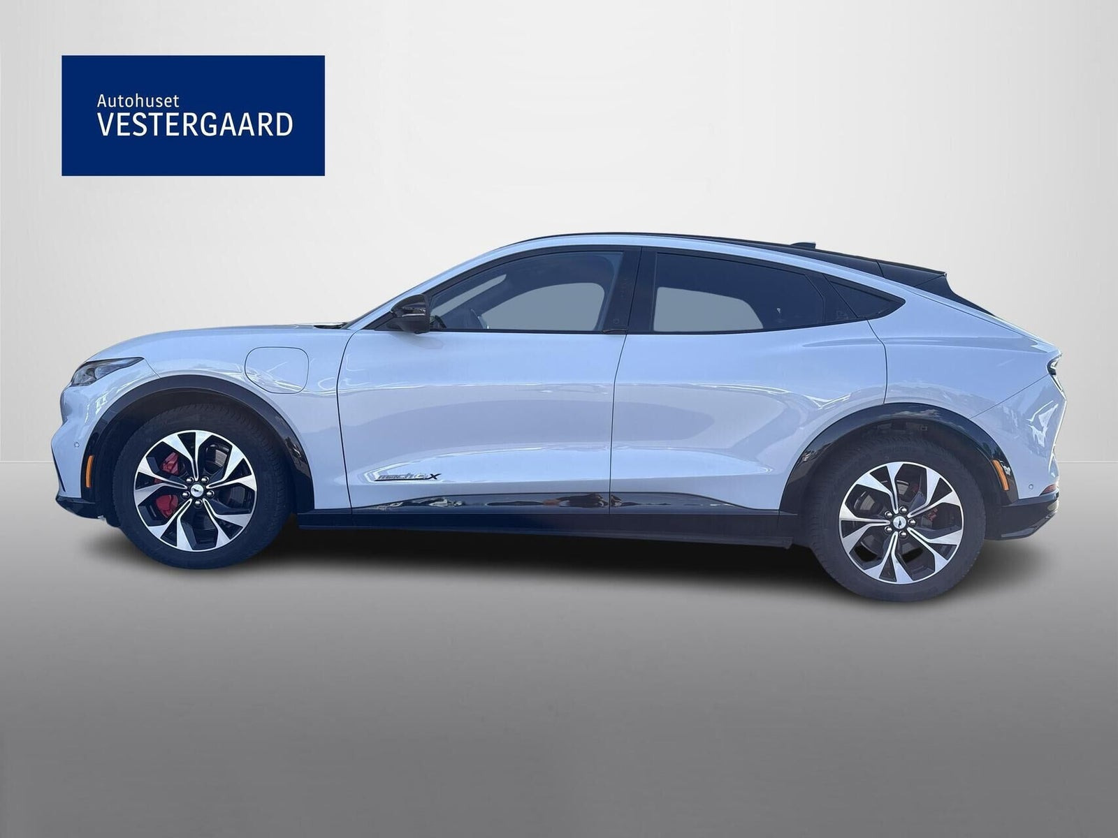 Hvid Ford Mustang Mach-E fra 2023