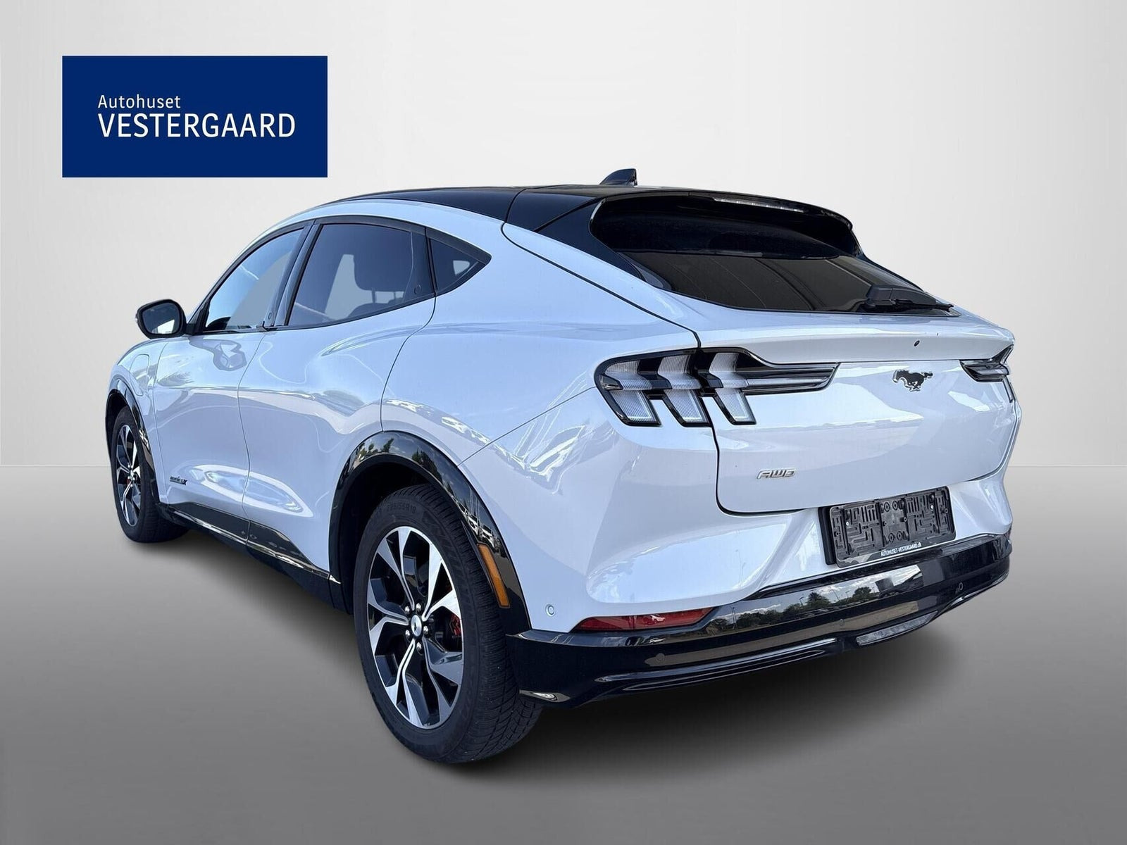 Hvid Ford Mustang Mach-E fra 2023