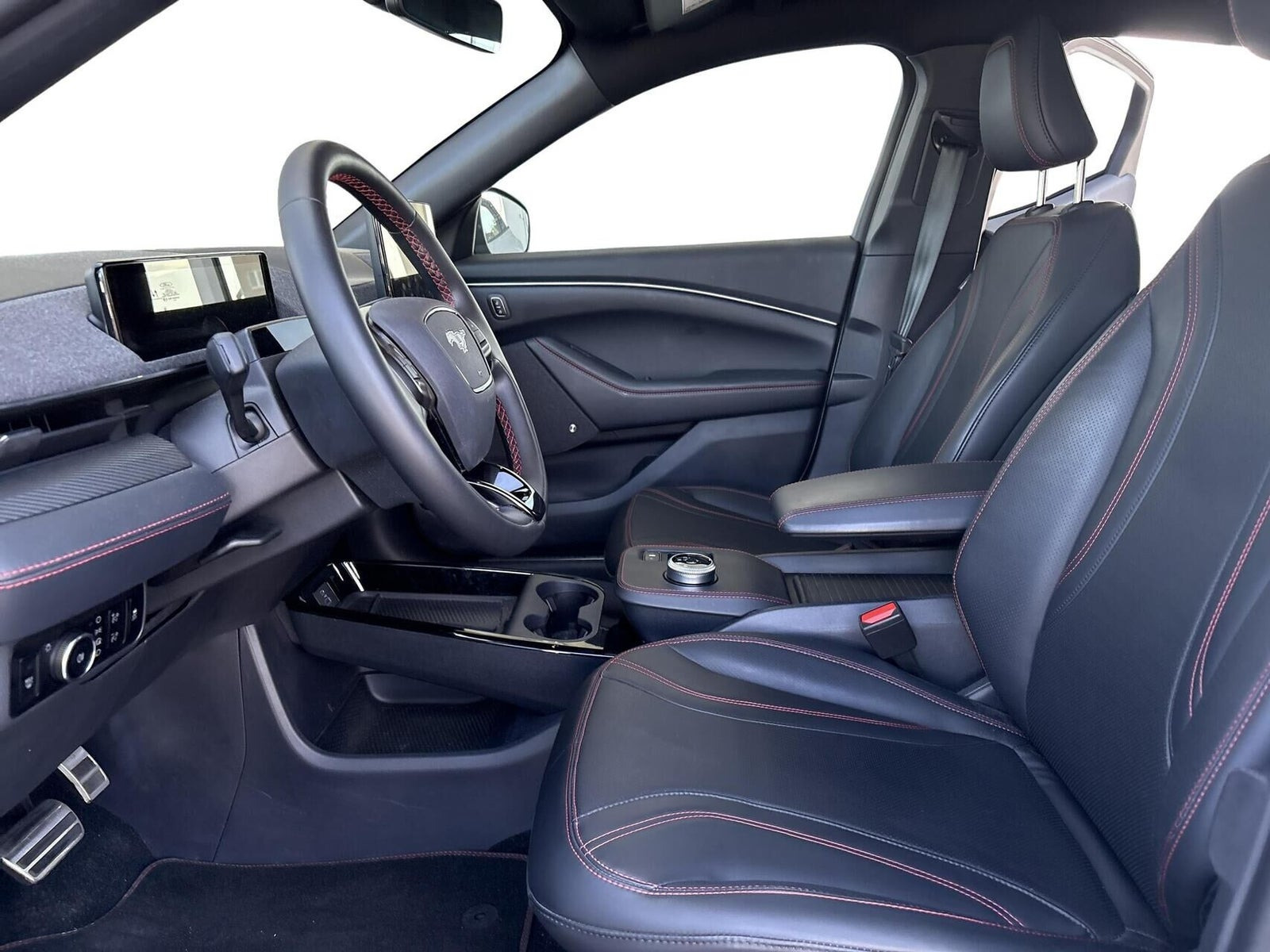 Hvid Ford Mustang Mach-E fra 2023