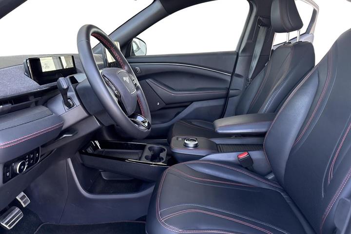 Hvid Ford Mustang Mach-E fra 2023
