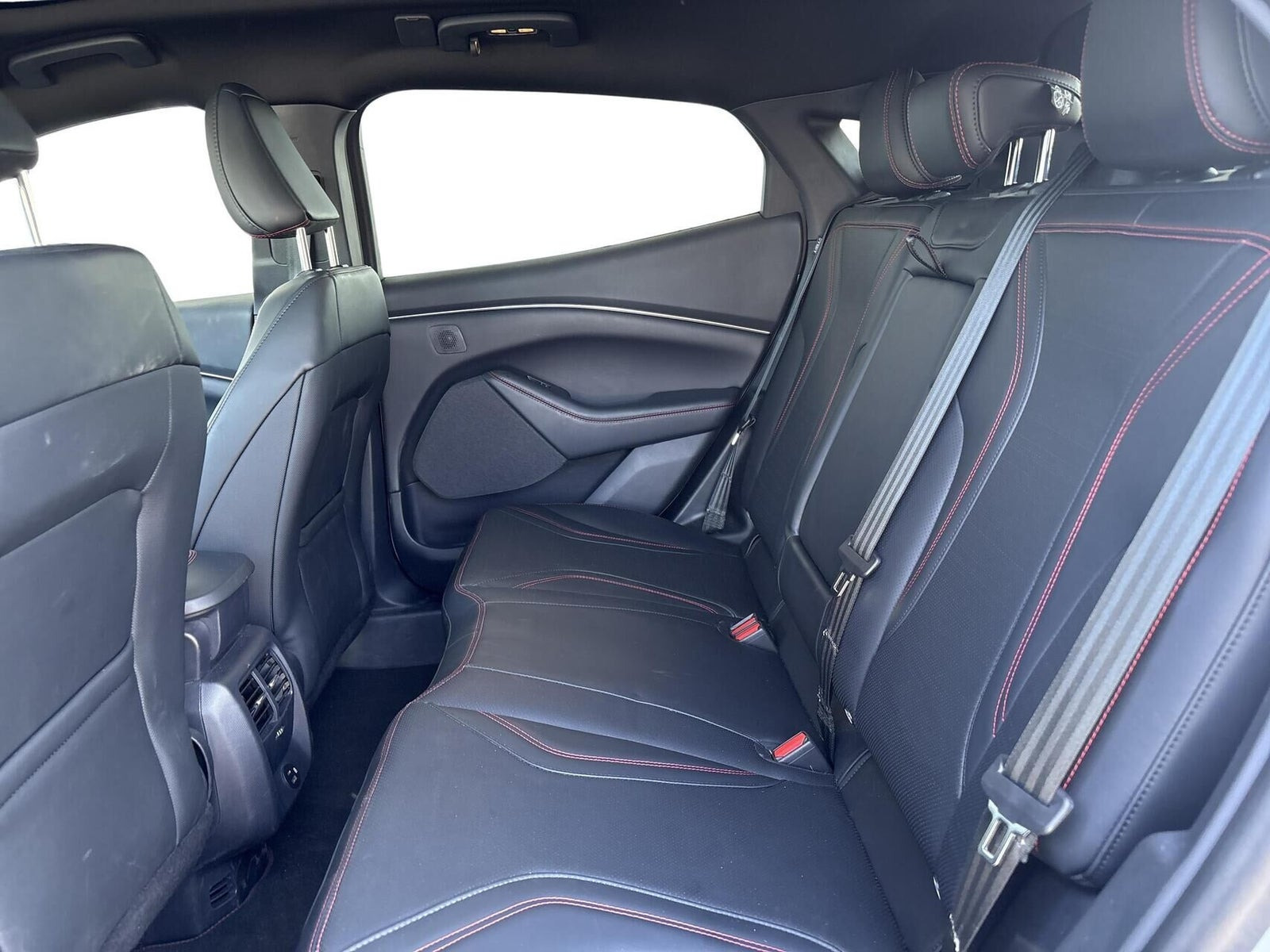 Hvid Ford Mustang Mach-E fra 2023