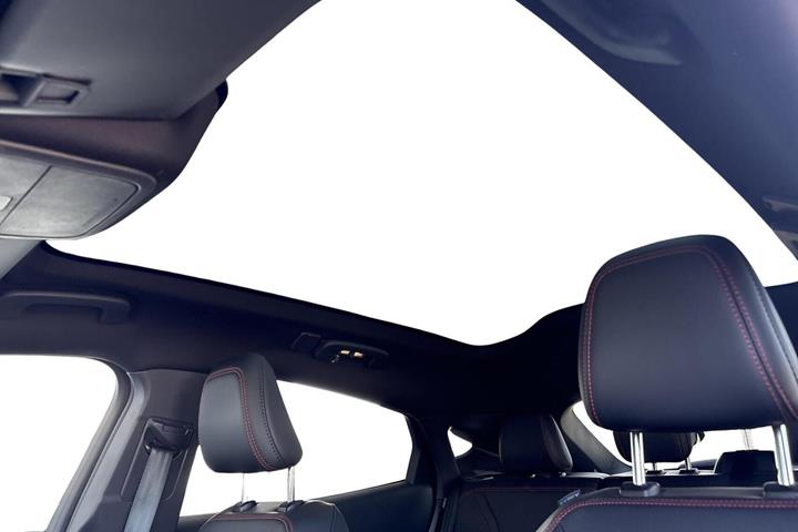 Hvid Ford Mustang Mach-E fra 2023