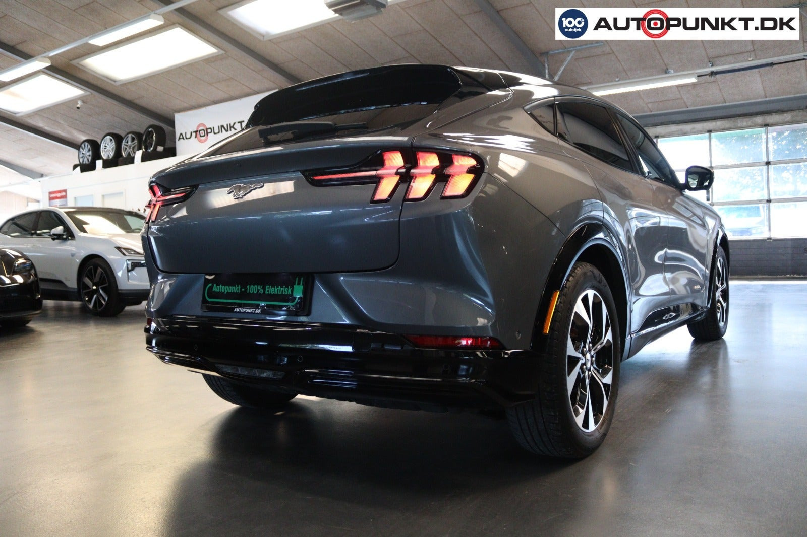 Grå Ford Mustang Mach-E fra 2023