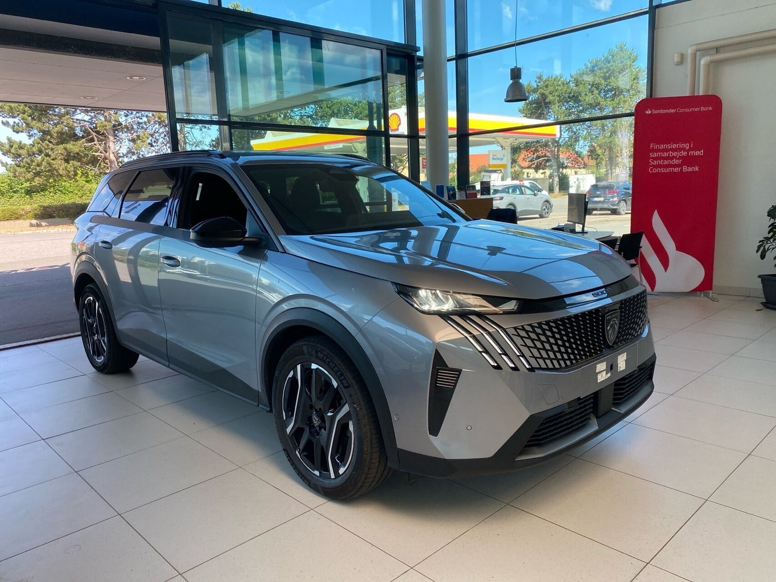 Grå Peugeot e-5008 fra 2025