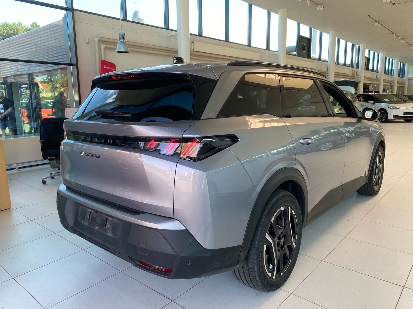 Grå Peugeot e-5008 fra 2025