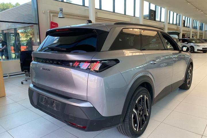 Grå Peugeot e-5008 fra 2025