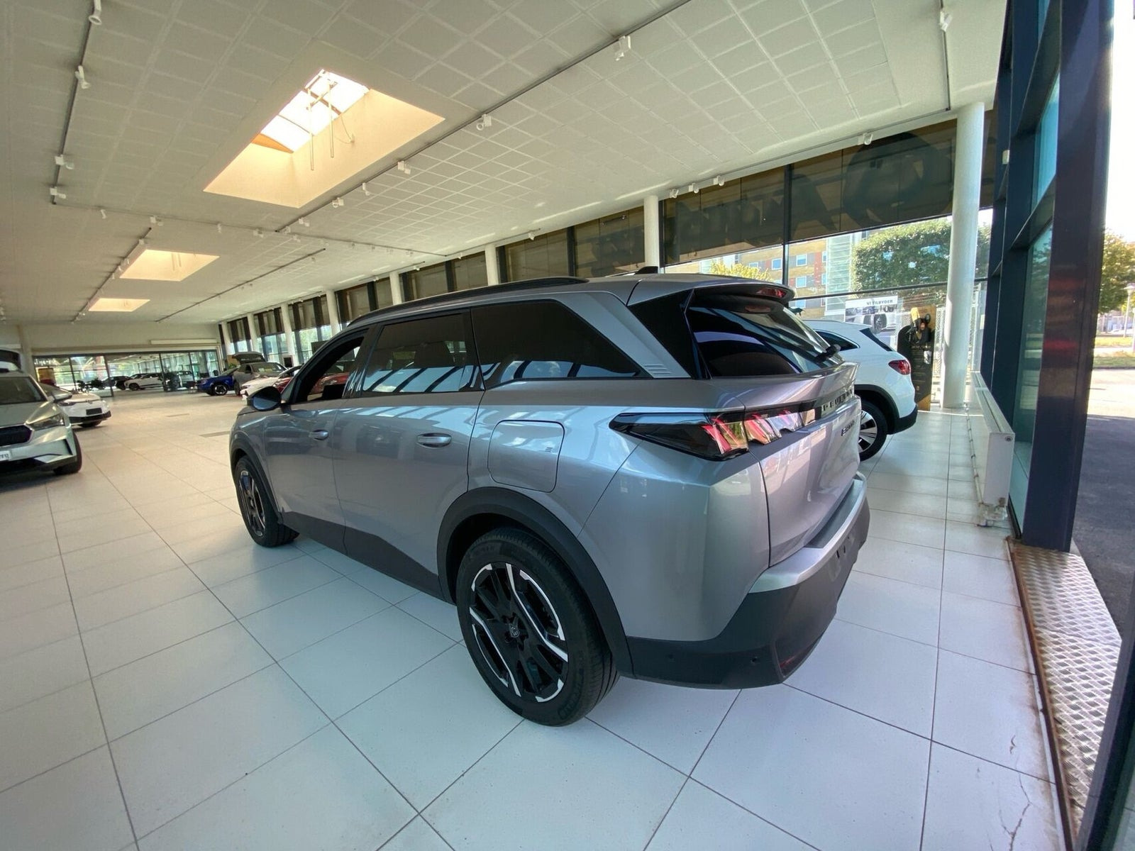 Grå Peugeot e-5008 fra 2025