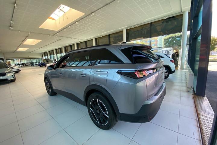 Grå Peugeot e-5008 fra 2025