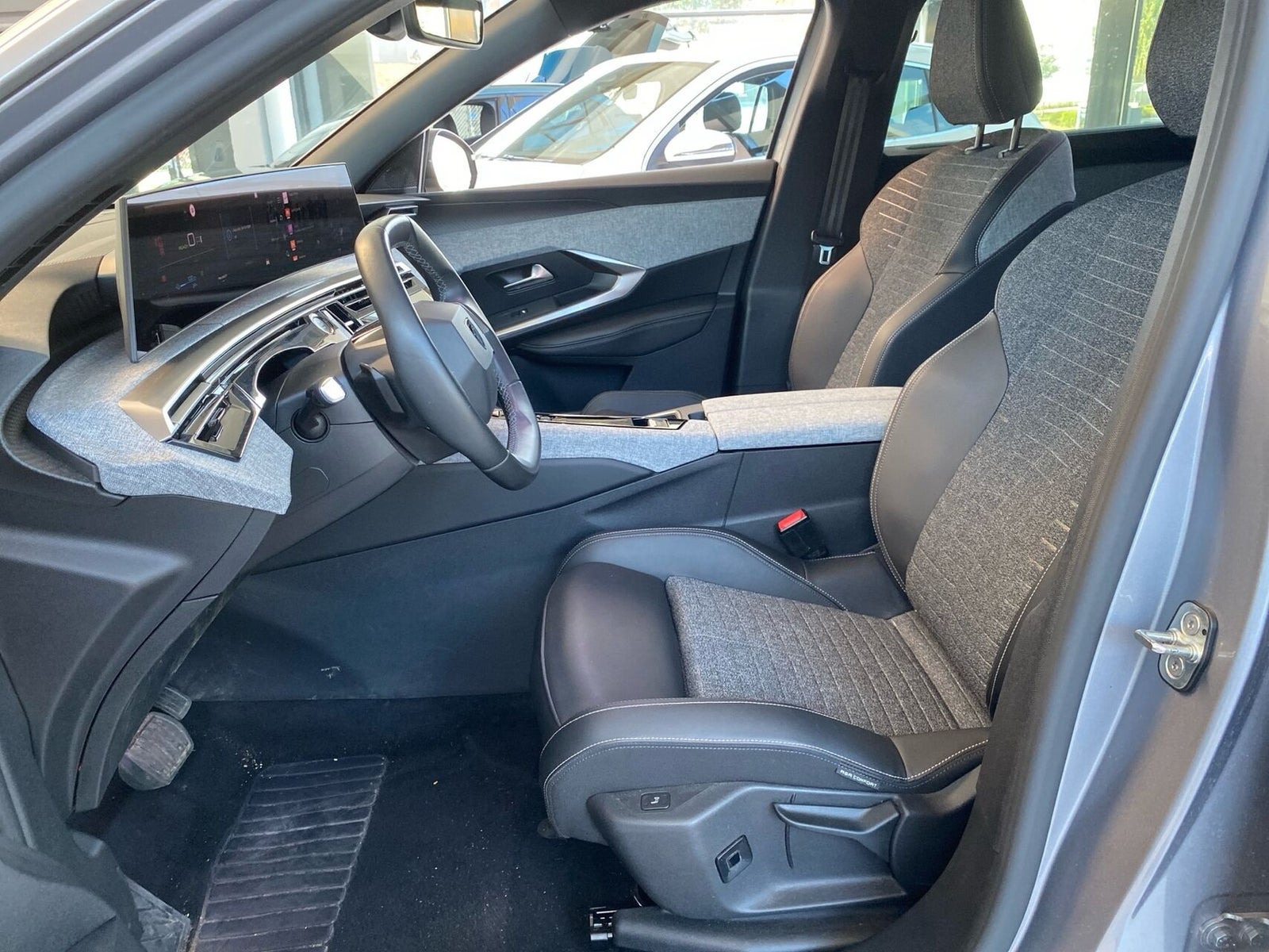 Grå Peugeot e-5008 fra 2025