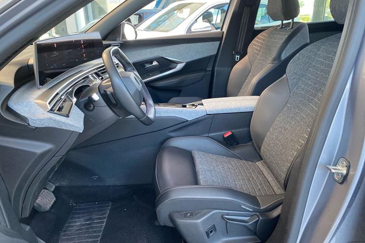 Grå Peugeot e-5008 fra 2025