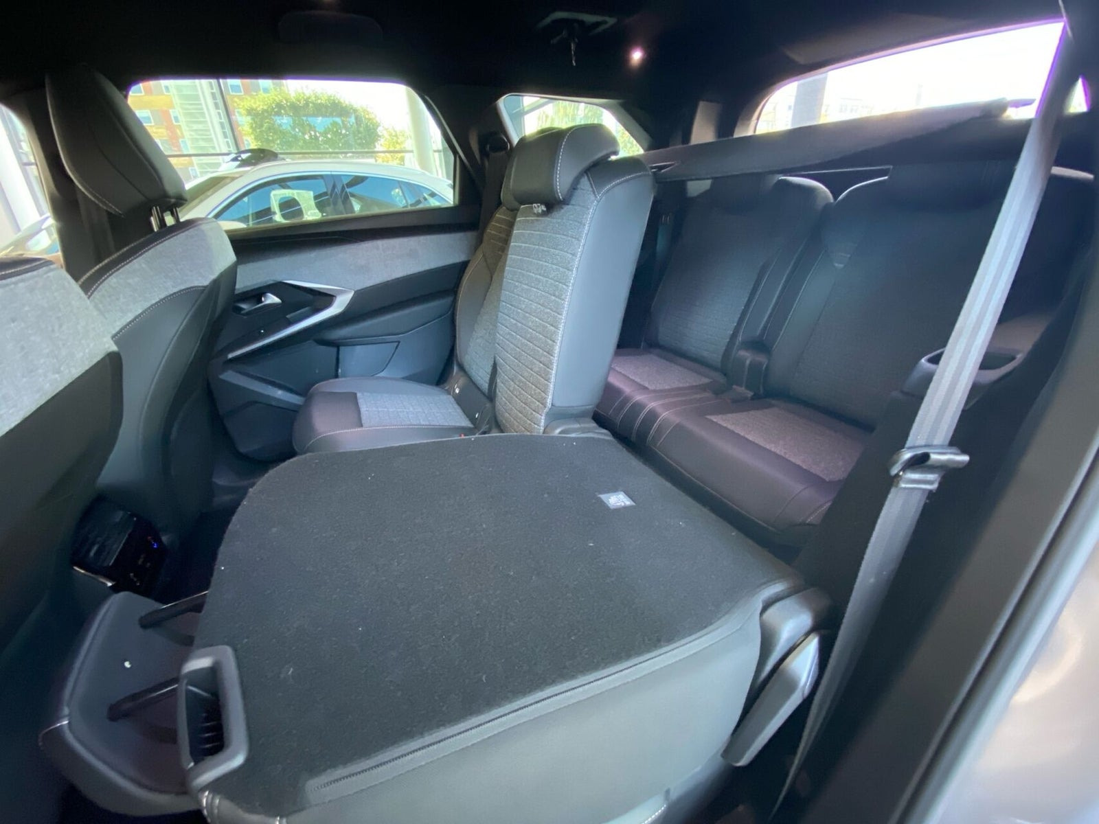 Grå Peugeot e-5008 fra 2025