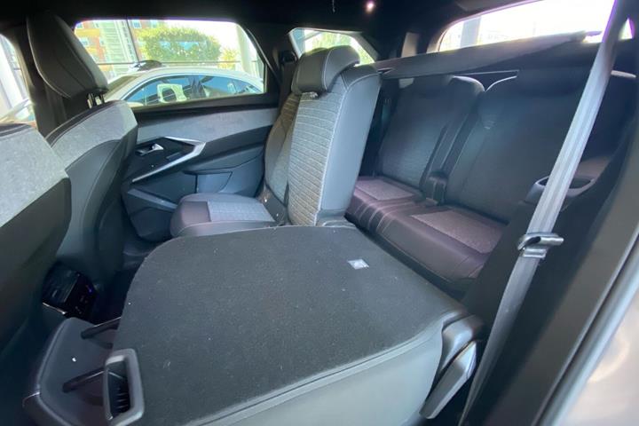 Grå Peugeot e-5008 fra 2025