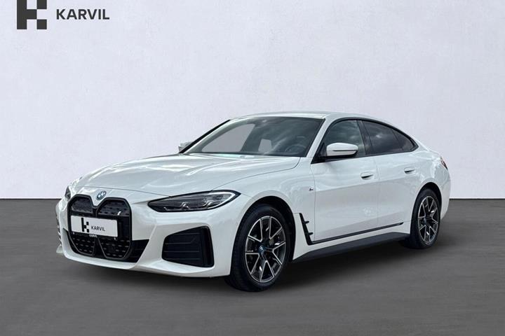 Hvid BMW i4 fra 2023 set udefra