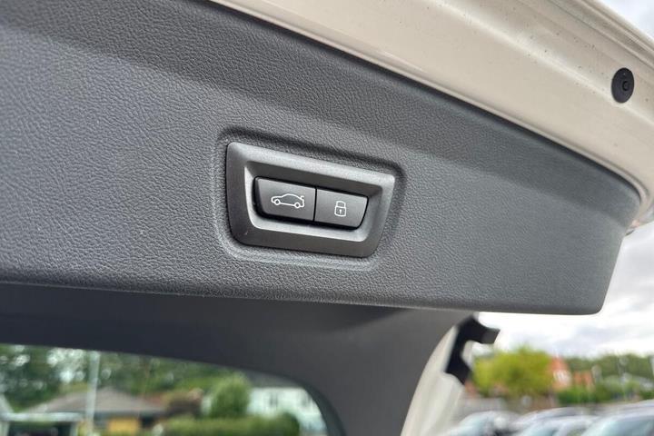 Hvid BMW i4 fra 2023