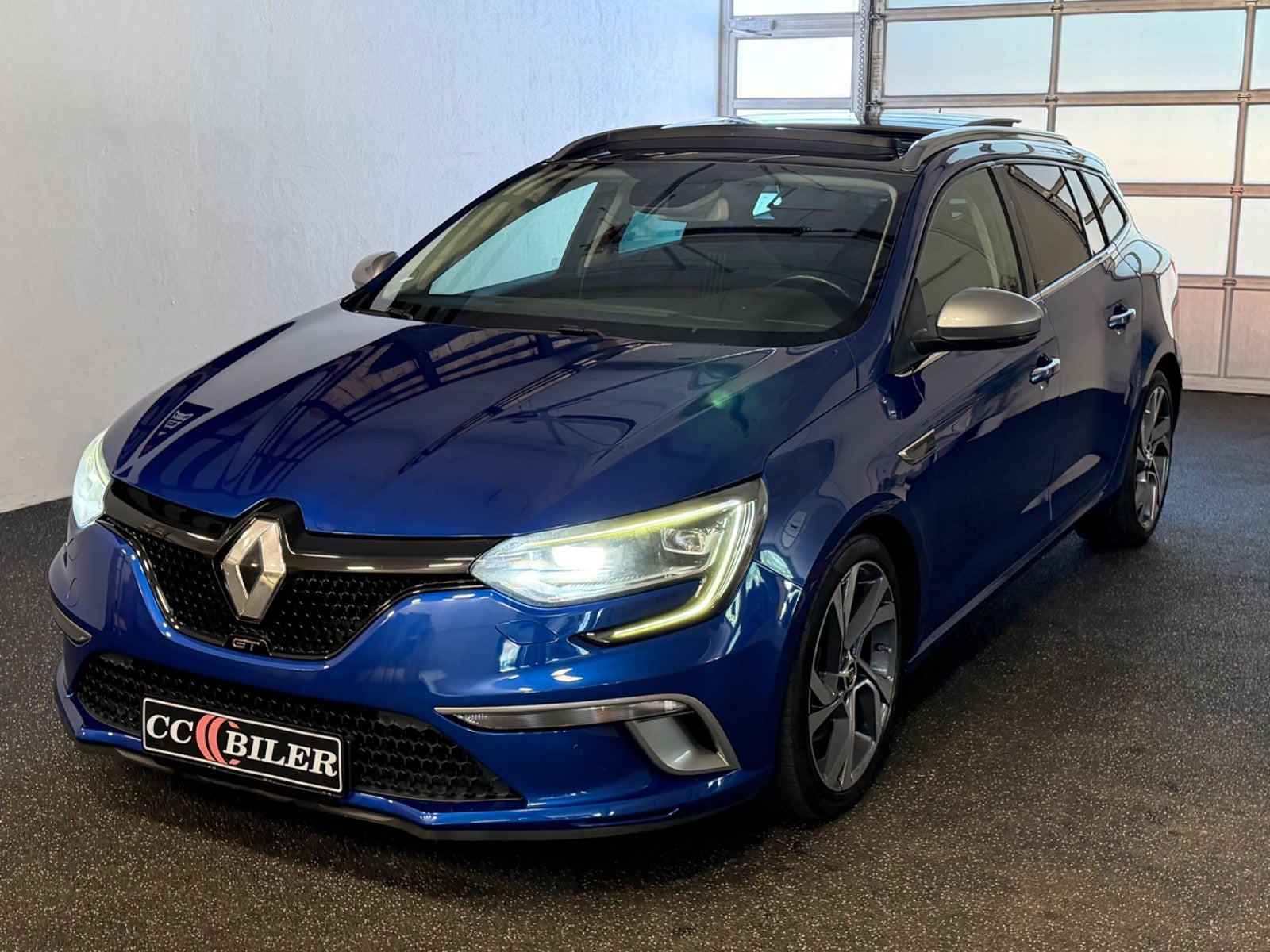 Blå Renault Megane IV fra 2017