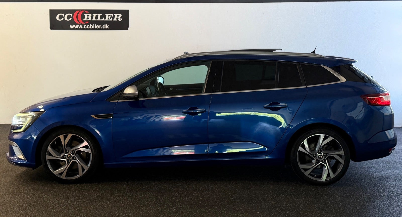 Blå Renault Megane IV fra 2017