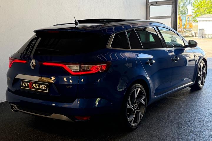Blå Renault Megane IV fra 2017