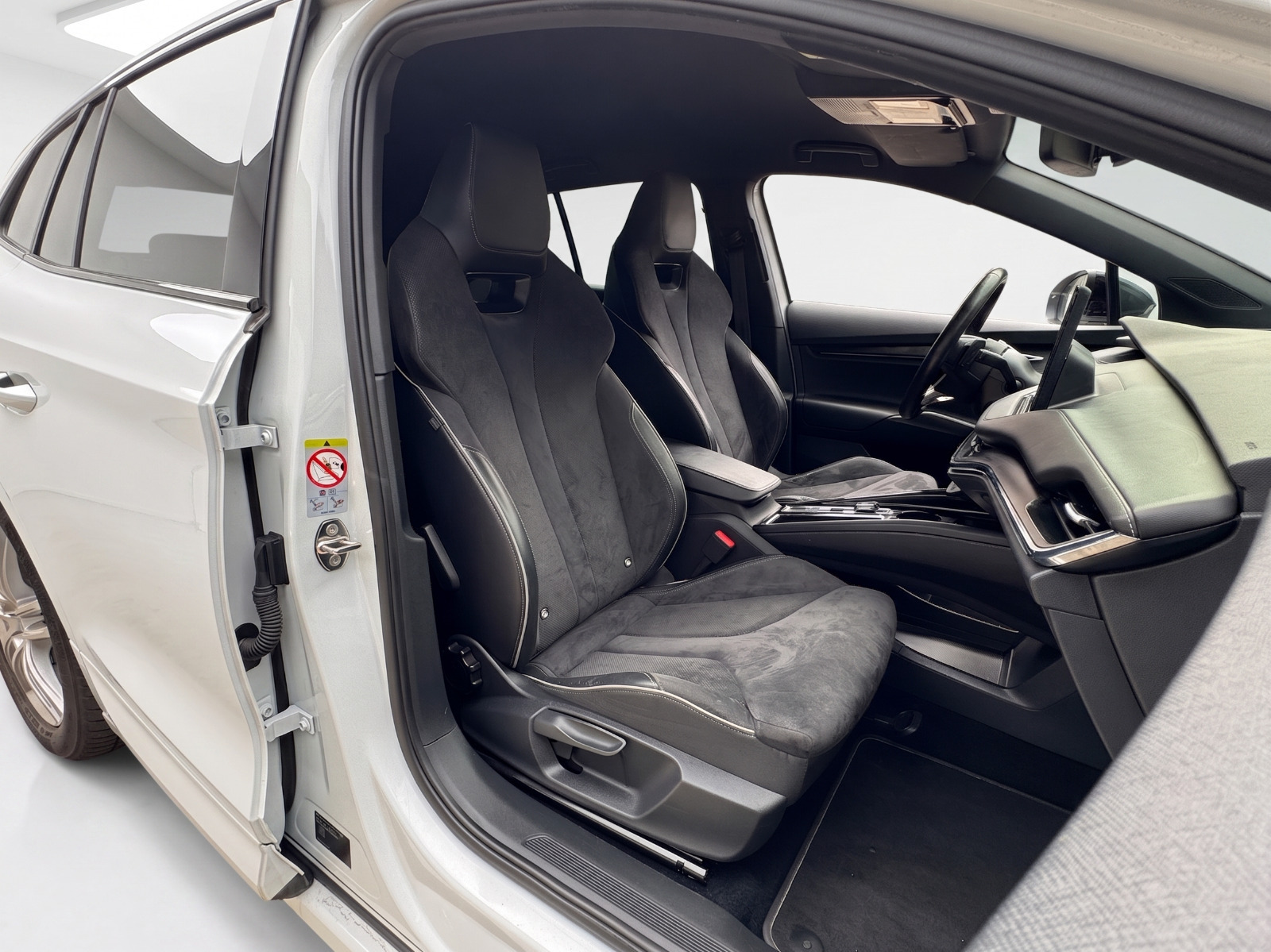 Hvid Skoda Enyaq fra 2022