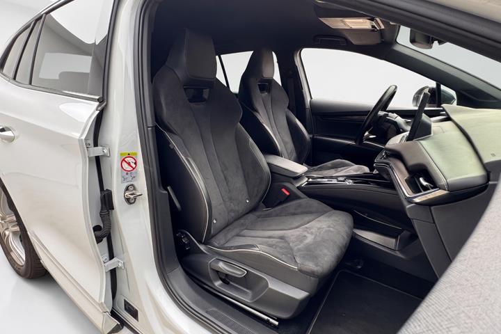Hvid Skoda Enyaq fra 2022
