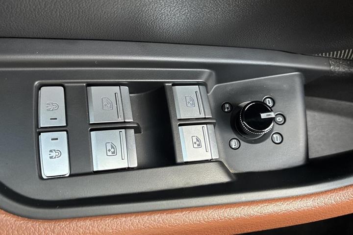 Brun Audi Q8 e-tron fra 2023